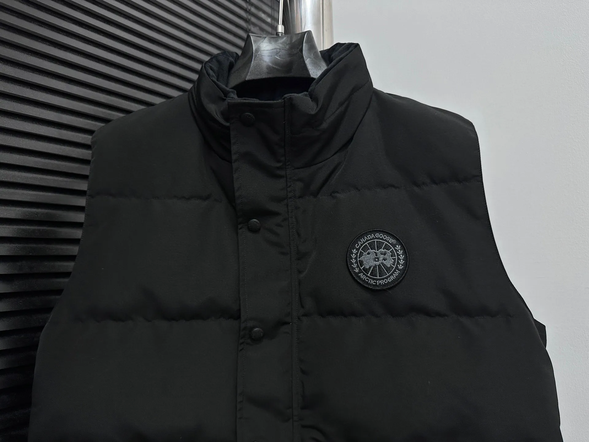 P360 [Canada Goose] Canada Goose black label #Freestyle Crew 4151mb men’s and women’s vest down ➖ Imported Behringer embroidery machine with customized 10,000-needle embroidery label! ➖ Imported 21-count polyester-cotton blended original fabric, using Feather-Light 10D waterproof coating fabric, made of 84.5% polyester fiber and 15.5% cotton, 100% the best feel in the entire network! ➖ The genuine official website uses the national standard 80 white duck down, and will never be misled by false claims such as 90 down or goose down! ➖ 100% nylon nylon lining with double double-layer sealing design to prevent velvet from running away. Top-grade polar fleece is used in the collar and pockets to keep warm and comfortable! ➖ Yoshida YKK provides original custom-made electroplated sliders. YKK two-way lockable zippers are tight and smooth and will not peel off paint! ➖ 3M composite original Velcro is durable, and all accessories and hardware are disassembled and customized! ⛔No slander, no exaggeration, no need for too much copywriting, because it is focused, it is professional!  SIZE: XS S M L XL XXL